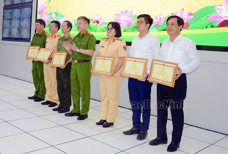Thứ trưởng Bộ Công an, Thiếu tướng Nguyễn Ngọc Lâm trao Bằng khen của Bộ trưởng Bộ Công an cho các tập thể có thành tích. a8.jpg