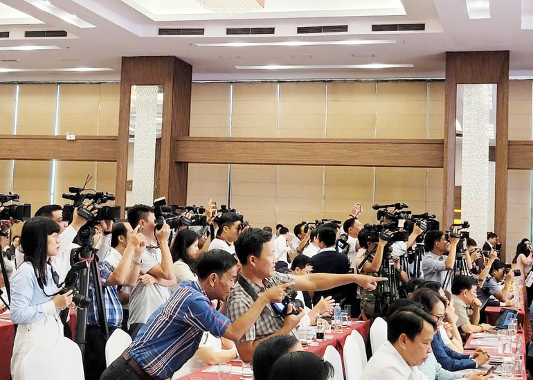 Phóng viên tác nghiệp tại chương trình công bố đánh giá đo lường mức độ trưởng thành chuyển đổi số báo chí năm 2024. Ảnh: PQ 2.jpg