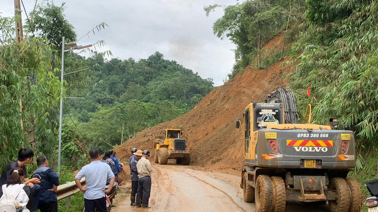 Khối lượng đất lớn cộng với chân taluy dương yếu, có thể công tác thông đường sẽ mất vài giờ đồng hồ nữa. IMG_20240910_090250.jpg