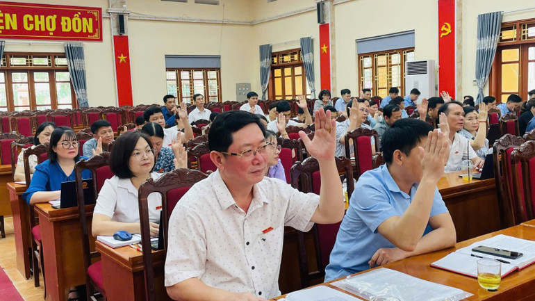 Đại biểu HĐND huyện Chợ Đồn biểu quyết thông qua Nghị quyết về sắp xếp đơn vị hành chính cấp tỉnh, cấp xã. 29b.jpg