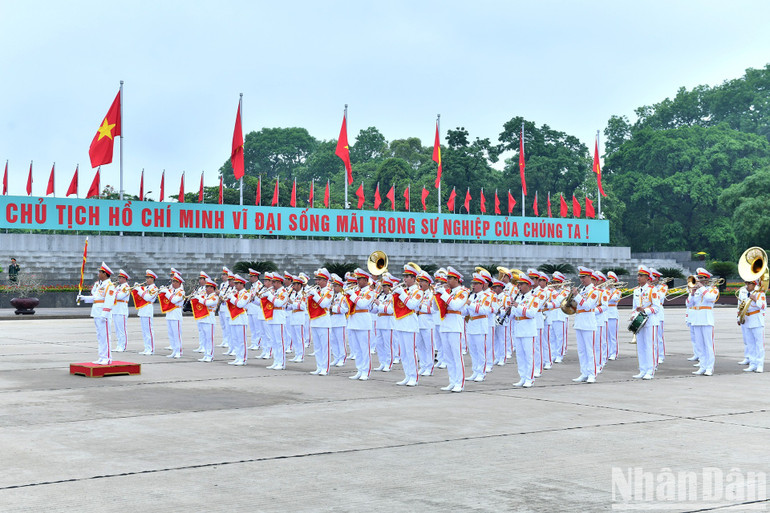 Đoàn Quân nhạc thực hiện nghi thức tại buổi lễ trên Quảng trường Ba Đình. Đoàn Quân nhạc thực hiện nghi thức tại buổi lễ trên Quảng trường Ba Đình.