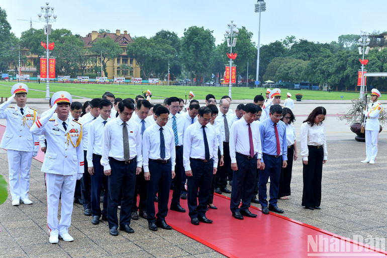 Đoàn đại biểu Bộ Ngoại giao thành kính tưởng nhớ Chủ tịch Hồ Chí Minh. Đoàn đại biểu Bộ Ngoại giao thành kính tưởng nhớ Chủ tịch Hồ Chí Minh.
