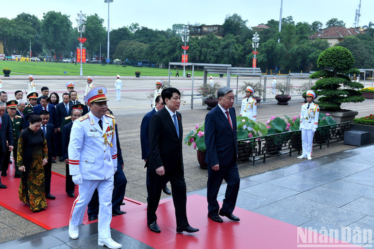 Các đồng chí lãnh đạo, nguyên lãnh đạo Đảng, Nhà nước thành kính tưởng nhớ công lao to lớn của Chủ tịch Hồ Chí Minh. Các đồng chí lãnh đạo, nguyên lãnh đạo Đảng, Nhà nước thành kính tưởng nhớ công lao to lớn của Chủ tịch Hồ Chí Minh.