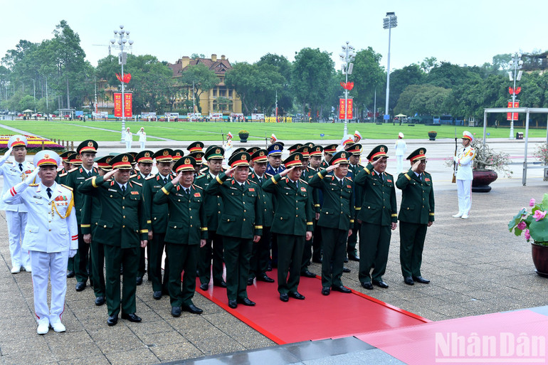 Đoàn đại biểu Quân ủy Trung ương - Bộ Quốc phòng thành kính tưởng nhớ Chủ tịch Hồ Chí Minh. Đoàn đại biểu Quân ủy Trung ương - Bộ Quốc phòng thành kính tưởng nhớ Chủ tịch Hồ Chí Minh.