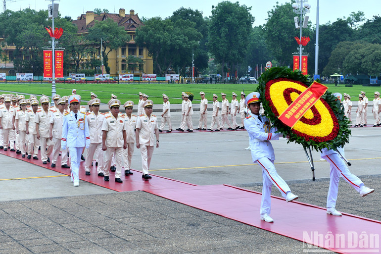 Đoàn đại biểu Đảng ủy Công an Trung ương - Bộ Công an vào Lăng viếng Chủ tịch Hồ Chí Minh. Đoàn đại biểu Đảng ủy Công an Trung ương - Bộ Công an vào Lăng viếng Chủ tịch Hồ Chí Minh.