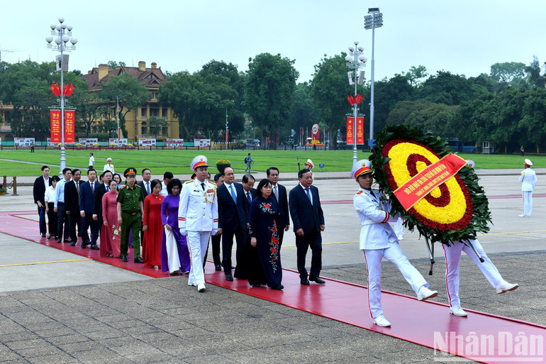 Đoàn đại biểu Thành ủy, Hội đồng nhân dân, Ủy ban nhân dân, Ủy ban Mặt trận Tổ quốc thành phố Hà Nội vào Lăng viếng Chủ tịch Hồ Chí Minh. Đoàn đại biểu Thành ủy, Hội đồng nhân dân, Ủy ban nhân dân, Ủy ban Mặt trận Tổ quốc thành phố Hà Nội vào Lăng viếng Chủ tịch Hồ Chí Minh.