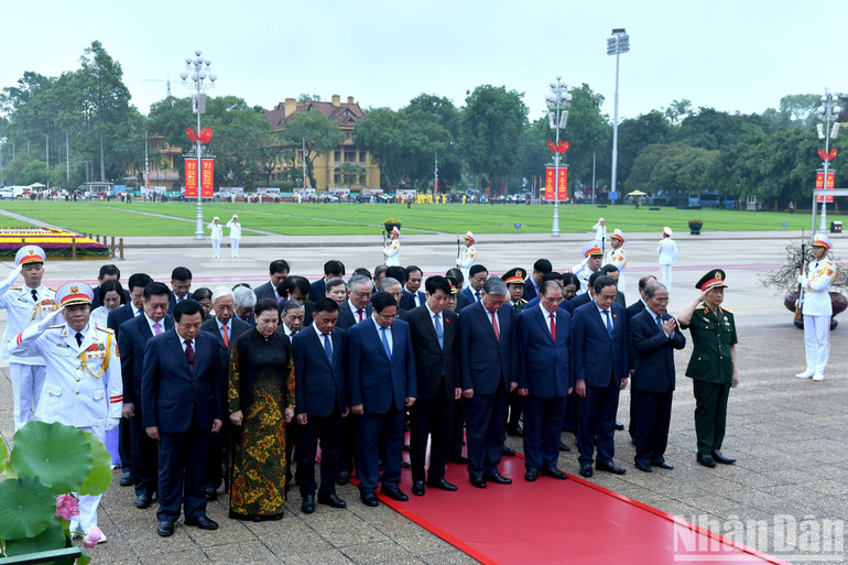 Các đồng chí lãnh đạo, nguyên lãnh đạo Đảng, Nhà nước thành kính tưởng nhớ công lao to lớn của Chủ tịch Hồ Chí Minh. Các đồng chí lãnh đạo, nguyên lãnh đạo Đảng, Nhà nước thành kính tưởng nhớ công lao to lớn của Chủ tịch Hồ Chí Minh.