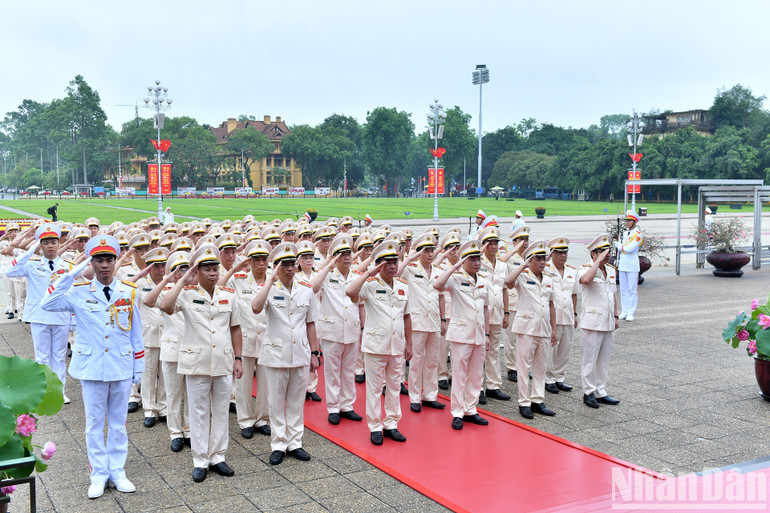 Đoàn đại biểu Đảng ủy Công an Trung ương - Bộ Công an thành kính tưởng nhớ Chủ tịch Hồ Chí Minh. Đoàn đại biểu Đảng ủy Công an Trung ương - Bộ Công an thành kính tưởng nhớ Chủ tịch Hồ Chí Minh.