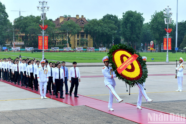 Đoàn đại biểu Bộ Ngoại giao vào Lăng viếng Chủ tịch Hồ Chí Minh. Đoàn đại biểu Bộ Ngoại giao vào Lăng viếng Chủ tịch Hồ Chí Minh.