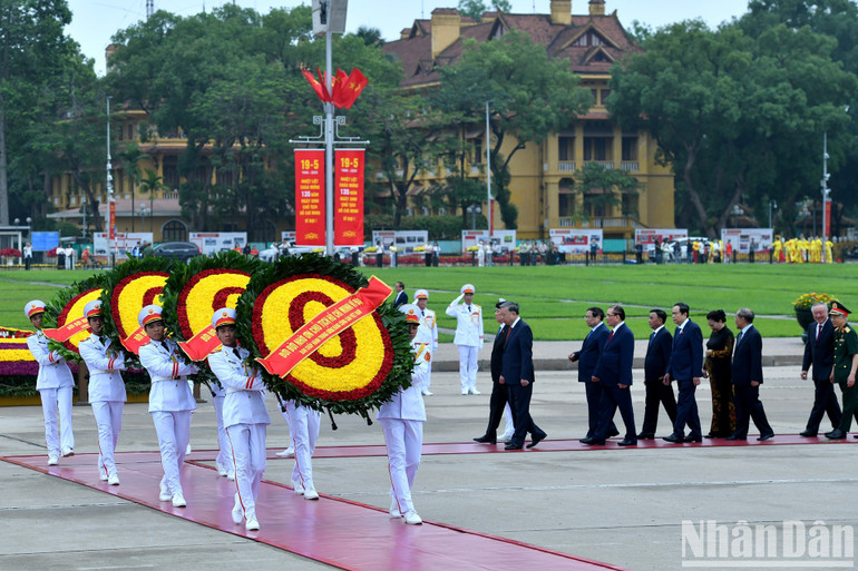 Vòng hoa của Đoàn mang dòng chữ “Đời đời nhớ ơn Chủ tịch Hồ Chí Minh vĩ đại”. Vòng hoa của Đoàn mang dòng chữ “Đời đời nhớ ơn Chủ tịch Hồ Chí Minh vĩ đại”.