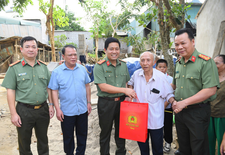 Đoàn công tác của Bộ Công an do Đại tá Nguyễn Hồng Nguyên, Phó chánh Văn phòng Bộ Công an, Phó Trưởng ban Thường trực Ban chỉ đạo ƯPT/BCA làm trưởng đoàn, đến thăm hỏi và kiểm tra công tác xây dựng nhà cho người dân bị thiệt hại bởi thiên tai tại huyện Chợ Mới. (Ảnh: Đức Thuần) z6100651500898-e23e4d80668d9584704579190236229e.jpg