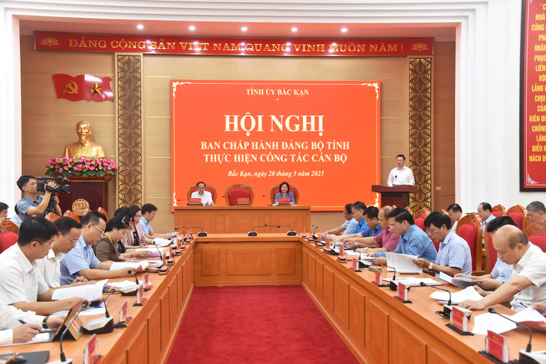 Quang cảnh Hội nghị BCH Đảng bộ tỉnh. r222-nik-0167.jpg