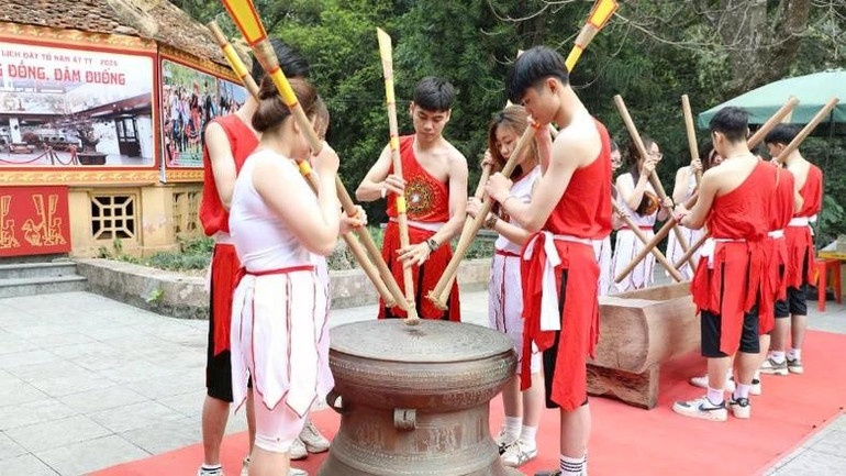 Trò chơi đánh trống đồng, đâm đuống thu hút đông đảo du khách. b.jpg