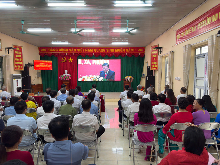 Quang cảnh buổi lễ tại điểm cầu xã Phong Quang. z6755706339225-7fb16557fb5d6e913046159f372269f1.jpg