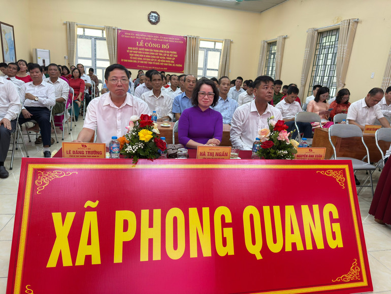 Đại biểu dự buổi lễ tại điểm cầu xã Phong Quang. z6755718681986-4ce6c568c20065d588893911aacdc7a1.jpg