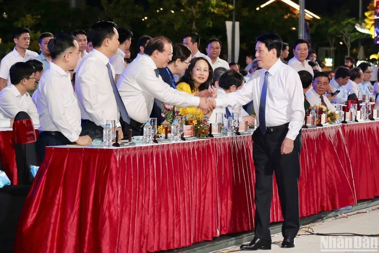 Chủ tịch nước Lương Cường và các đại biểu dự chương trình tại điểm cầu TP Hồ Chí Minh. Chủ tịch nước Lương Cường và các đại biểu dự chương trình tại điểm cầu TP Hồ Chí Minh.