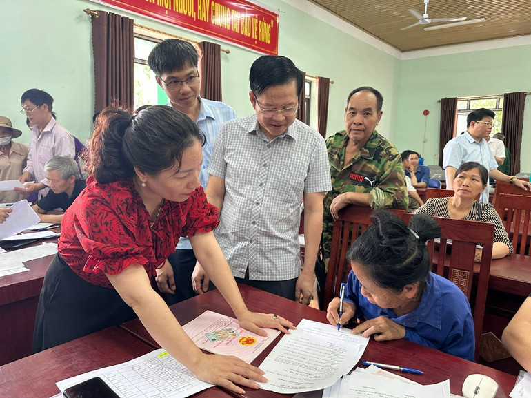 Đồng chí Đinh Quang Tuyên, Phó Chủ tịch Thường trực UBND tỉnh thăm nắm tâm tư nguyện vọng của bà con nhân dân trong diện GPMB tuyến cao tốc tại xã Thanh Vận (Chợ Mới). 1452.jpg