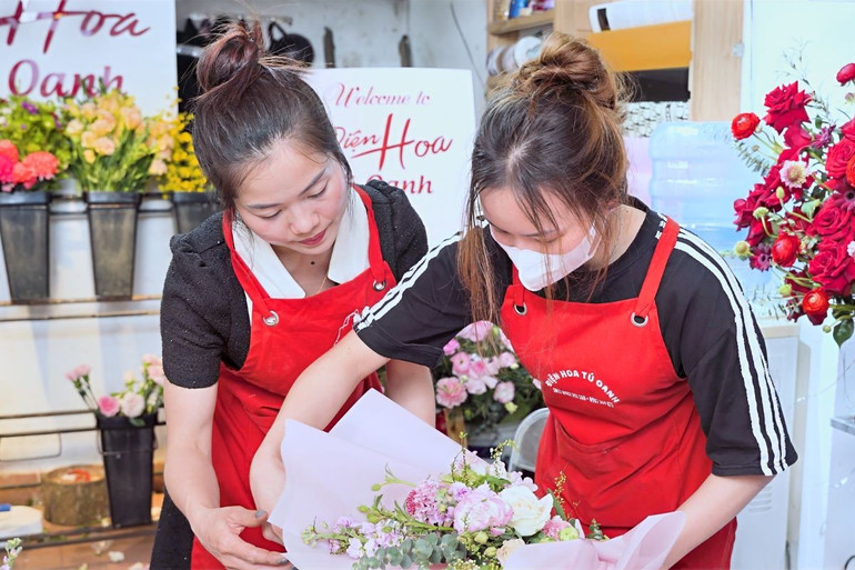 Chị Phạm Thị Tú Oanh - Chủ hệ thống Điện hoa Tú Oanh là giảng viên trực tiếp đứng lớp. Chị Phạm Thị Tú Oanh - Chủ hệ thống Điện hoa Tú Oanh là giảng viên trực tiếp đứng lớp.