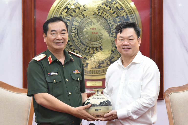 Đồng chí Hoàng Duy Chinh, Ủy viên Ban Chấp hành Trung ương Đảng, Bí thư Tỉnh ủy, Trưởng đoàn ĐBQH tỉnh thay mặt Thường trực Tỉnh ủy Bắc Kạn tặng Thiếu tướng Trương Mạnh Dũng chiếc bình có hình hồ Ba Bể- một danh thắng của Bắc Kạn. r1-nik-0099.jpg