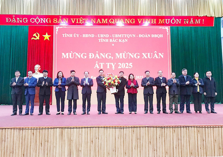Tặng hoa Thường trực Tỉnh ủy nhân dịp Kỷ niệm 95 năm Ngày thành lập Đảng. 2.jpg