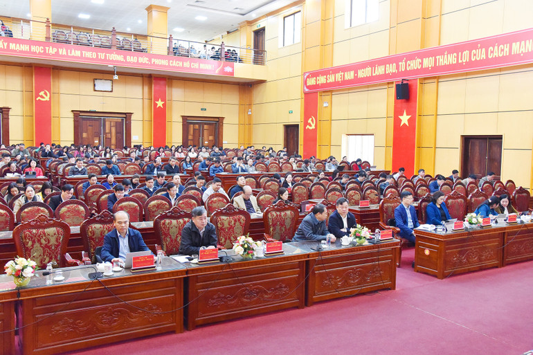 Các đại biểu dự hội nghị tại điểm cầu Hội trường tỉnh Bắc Kạn. nik-5053.jpg