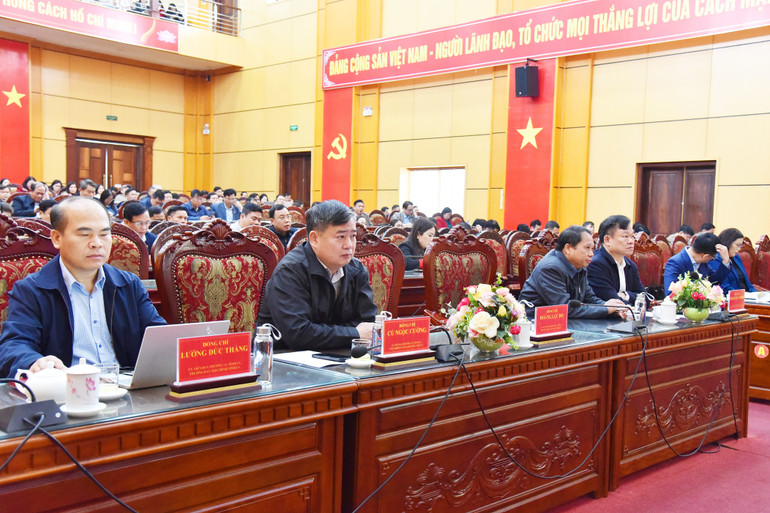 Cùng dự có các đồng chí Ủy viên Ban Thường vụ Tỉnh ủy, Ủy viên Ban Chấp hành Đảng bộ tỉnh... nik-5056.jpg