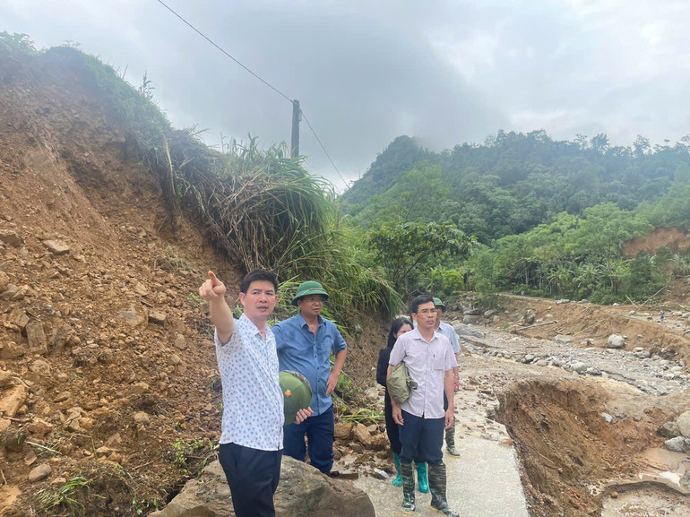 Đồng chí Nông Quang Nhất, Phó Chủ tịch UBND tỉnh kiểm tra tình hình sạt lở và thiệt hại tại thôn Phiêng Khăm, xã Yến Dương, Ba Bể. z6613014049089-350c737394dfe25cbe85547d977123cb.jpg