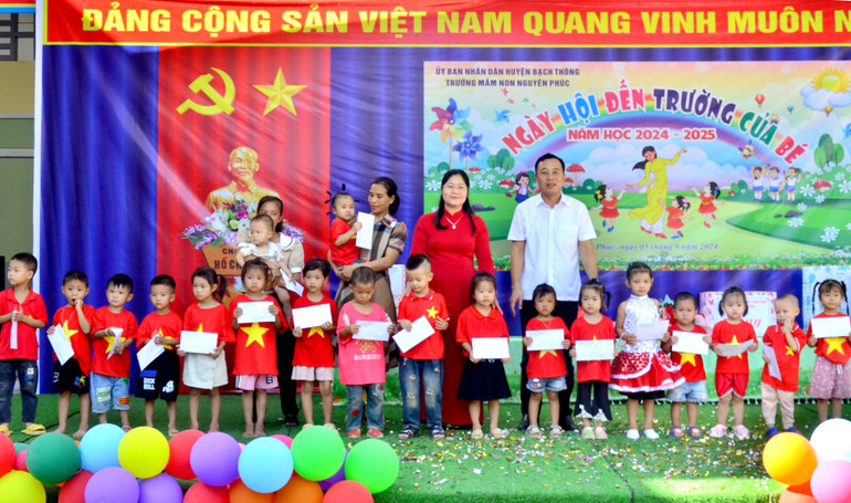 Các đồng chí lãnh đạo tỉnh, lãnh đạo các sở, ngành trao tặng quà cho học sinh có hoàn cảnh khó khăn. chi-trang-8757.jpg