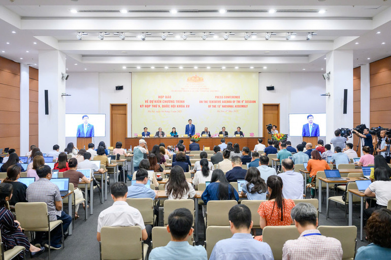 Press conference scene. 552.jpg