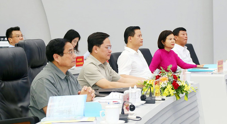 Thủ tướng Chính phủ Phạm Minh Chính cùng các đồng chí lãnh đạo và các đại biểu thăm Trung tâm Thông tin chỉ huy Công an tỉnh. a4.jpg