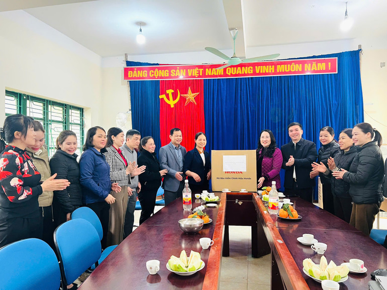 Các đại biểu Quốc hội và thầy, cô,giáo tặng quà tại Trường Tiểu học & THCS xã Yên Phong. 1-anh-2-yen-phong.jpg