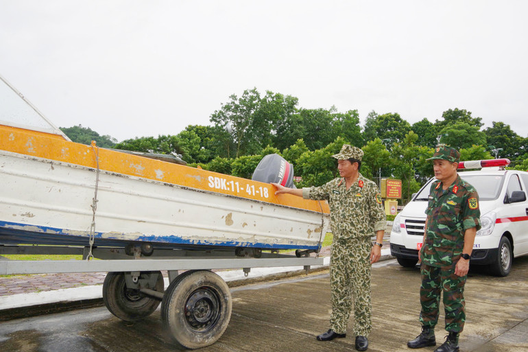 Lãnh đạo Bộ CHQS tỉnh Bắc Kạn kiểm tra phương tiện, trang thiết bị ứng phó với bão. 8904.jpg