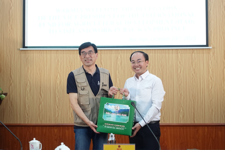 Năm 2023, ông Guoqi Wu, Phó Chủ tịch Điều hành IFAD đến thăm và làm việc tại tỉnh Bắc Kạn. Ảnh: Đồng chí Nguyễn Đăng Bình, Chủ tịch UBND tỉnh Bắc Kạn tặng quà là sản phẩm OCOP tiêu biểu của tỉnh cho ông Guoqi Wu. 85.jpg