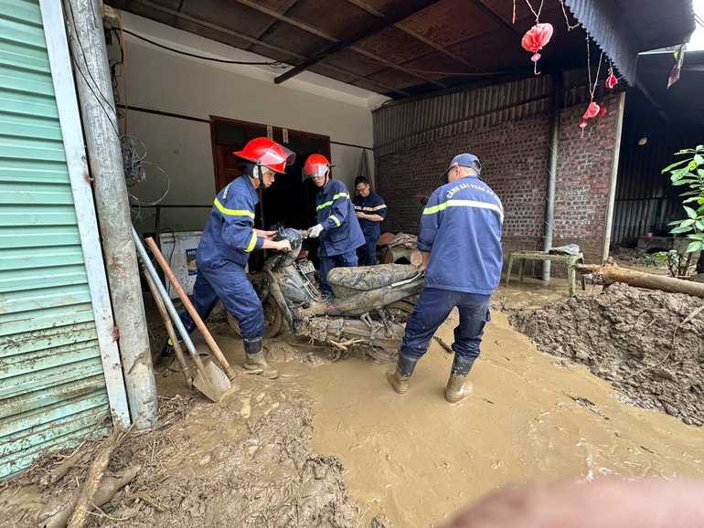 Lực lượng cứu hộ giúp người dân z6612991770215-f888ab4b2b0210ee0ddaa0c62490a456.jpg