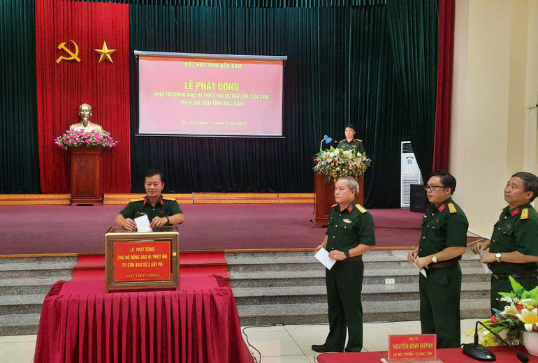 Đại biểu dự Lễ phát động quyên góp ủng hộ đồng bào vùng lũ. 41.jpg
