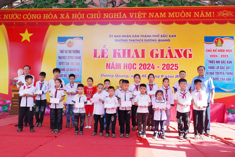 Hội Khuyến học tỉnh trao tặng quà cho học sinh nhà trường. anh-luu-2-7834.jpg