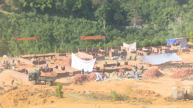Không khí lao động hăng say của cán bộ, chiến sĩ với quyết tâm hoàn thành công trình đúng tiến độ đề ra. znh-3.jpg