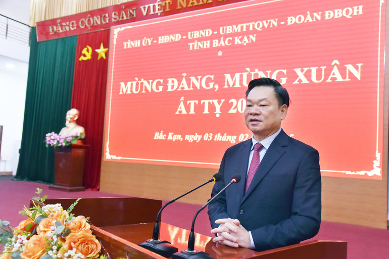 Đồng chí Hoàng Duy Chinh, Ủy viên Ban Chấp hành Trung ương Đảng, Bí thư Tỉnh ủy, Trưởng đoàn ĐBQH tỉnh phát biểu chúc mừng năm mới và giao nhiệm vụ. nik-6782.jpg