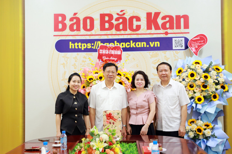 Đồng chí Trưởng ban Tuyên giáo và Dân vận Tỉnh ủy chụp ảnh lưu niệm cùng Ban Biên tập Báo Bắc Kạn. 206-img-9967.jpg