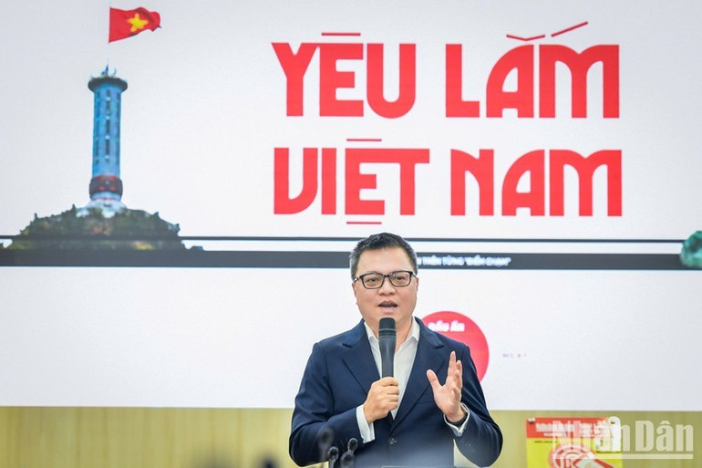 Tổng Biên tập Lê Quốc Minh chia sẻ về dự án. Tổng Biên tập Lê Quốc Minh chia sẻ về dự án.