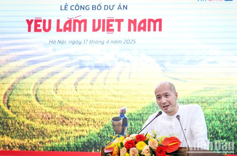Nhạc trưởng Đồng Quang Vinh mong muốn những dự án như “Yêu lắm Việt Nam” sẽ được chia sẻ rộng rãi. Nhạc trưởng Đồng Quang Vinh mong muốn những dự án như “Yêu lắm Việt Nam” sẽ được chia sẻ rộng rãi.