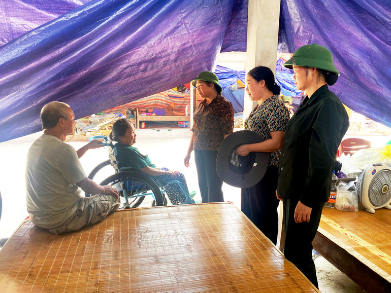 Đồng chí Phương Thị Thanh thăm hỏi, động viên người dân xã Đồng Lạc tại nơi ở tạm, sau khi phải di dời khẩn cấp khỏi vùng nguy cơ sạt lở cao. Dong Lac.jpg