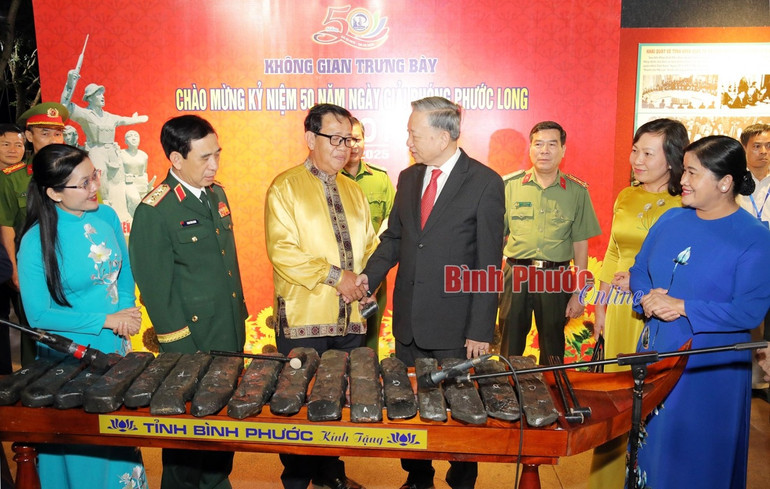 Tổng Bí thư Tô Lâm tham quan khu trưng bày hiện vật và xem biểu diễn đàn đá Tổng Bí thư Tô Lâm tham quan khu trưng bày hiện vật và xem biểu diễn đàn đá