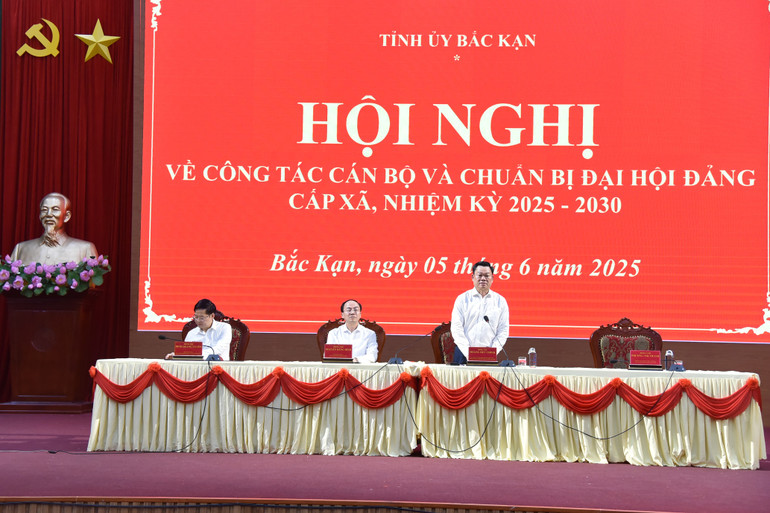 Đồng chí Hoàng Duy Chinh, Ủy viên Ban Chấp hành Trung ương Đảng, Bí thư Tỉnh ủy, Trưởng đoàn ĐBQH tỉnh phát biểu chỉ đạo tại Hội nghị. 056-nik-0730.jpg