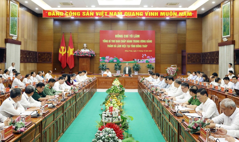 Sáng 11/12/2024, tại thành phố Cao Lãnh, Tổng Bí thư Tô Lâm và đoàn công tác Trung ương làm việc với Ban Chấp hành Đảng bộ tỉnh Đồng Tháp về tình hình thực hiện Nghị quyết Đại hội XIII của Đảng, Nghị quyết Đại hội Đảng bộ tỉnh lần thứ XI; việc thực hiện Chỉ thị số 35 của Bộ Chính trị về đại hội đảng bộ các cấp tiến tới Đại hội XIV của Đảng. (Ảnh: Thống Nhất/TTXVN) Sáng 11/12/2024, tại thành phố Cao Lãnh, Tổng Bí thư Tô Lâm và đoàn công tác Trung ương làm việc với Ban Chấp hành Đảng bộ tỉnh Đồng Tháp về tình hình thực hiện Nghị quyết Đại hội XIII của Đảng, Nghị quyết Đại hội Đảng bộ tỉnh lần thứ XI; việc thực hiện Chỉ thị số 35 của Bộ Chính trị về đại hội đảng bộ các cấp tiến tới Đại hội XIV của Đảng. (Ảnh: Thống Nhất/TTXVN)