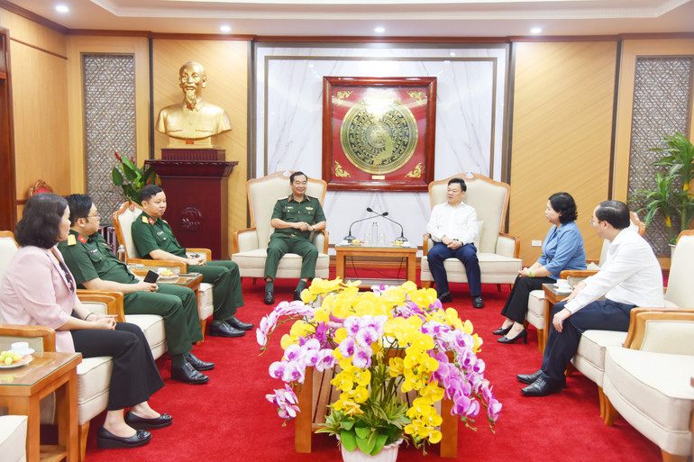 Quang cảnh buổi làm việc. r3-nik-0046.jpg