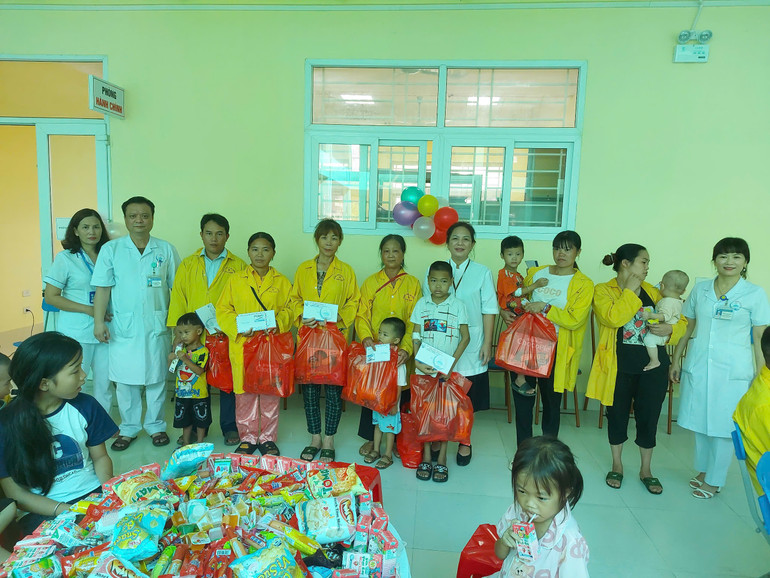 Tặng quà cho các bệnh nhi có hoàn cảnh khó khăn đang điều trị tại Bệnh viện. z5839938226027_c239935aa309e6356faf6b0b0315bfac.jpg