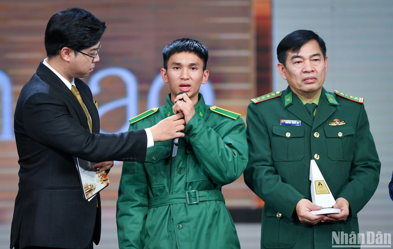 Đại diện dự án "Nâng bước em tới trường - Con nuôi đồn biên phòng” phát biểu cảm nghĩ trên bục nhận giải thưởng. Đại diện dự án "Nâng bước em tới trường - Con nuôi đồn biên phòng” phát biểu cảm nghĩ trên bục nhận giải thưởng.