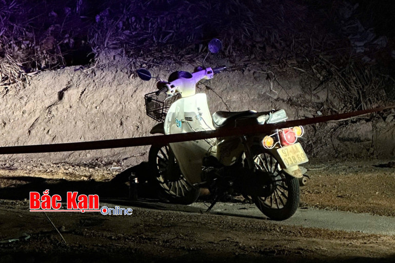 Chiếc xe máy tại hiện trường. 109641bd-6a54-45e2-a1dc-892e6a1f6c78.jpg