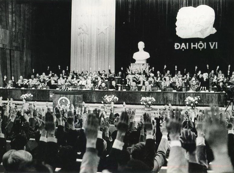 Đại hội đại biểu lần thứ VI của Đảng diễn ra từ ngày 15 đến 18/12/1986, tại Hà Nội. (Nguồn: TTXVN) Đại hội đại biểu lần thứ VI của Đảng diễn ra từ ngày 15 đến 18/12/1986, tại Hà Nội. (Nguồn: TTXVN)